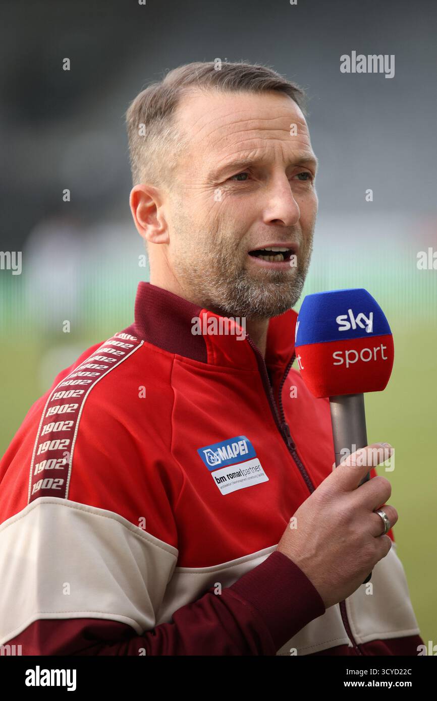 Österreichisches Bundesliga-Spiel zwischen Grazer AK 1902 und TSV Egger Glas Hartberg. Dynamische Fußball-Action, Spieler in Bewegung, Emotionen, Stadionatmosphäre und Teamgeist in professionellen Details. Das Bild zeigt Cheftrainer Ferdinand Feldhofer (GAK). Stockfoto