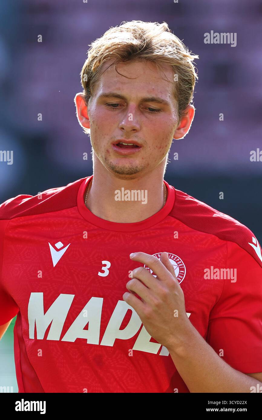 Österreichisches Bundesliga-Spiel zwischen Grazer AK 1902 und TSV Egger Glas Hartberg. Dynamische Fußball-Action, Spieler in Bewegung, Emotionen, Stadionatmosphäre und Teamgeist in professionellen Details. Das Bild zeigt Ludwig Vraa-Jensen (GAK). Stockfoto