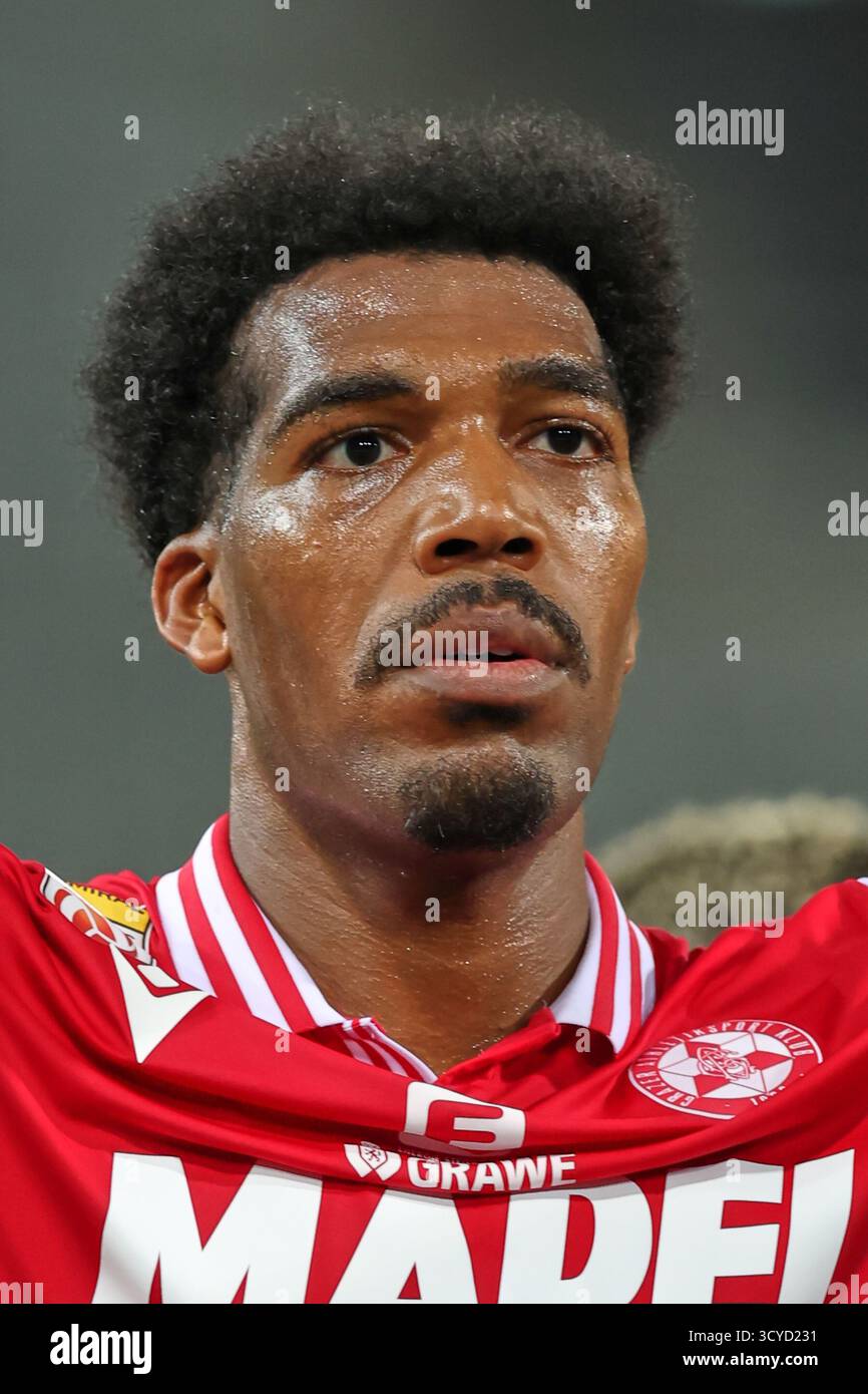 Österreichisches Bundesliga-Spiel zwischen Grazer AK 1902 und TSV Egger Glas Hartberg. Dynamische Fußball-Action, Spieler in Bewegung, Emotionen, Stadionatmosphäre und Teamgeist in professionellen Details. Die Abbildung zeigt Donovan Pines (GAK). Stockfoto