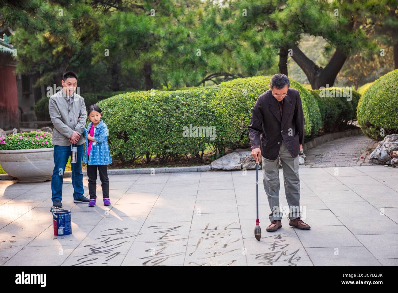 Peking, China - 5. Oktober 2018: Bodenkalligraphie, Malerei mit Wasser, auf dem Boden in China ist eine beliebte und alte Praxis. Stockfoto