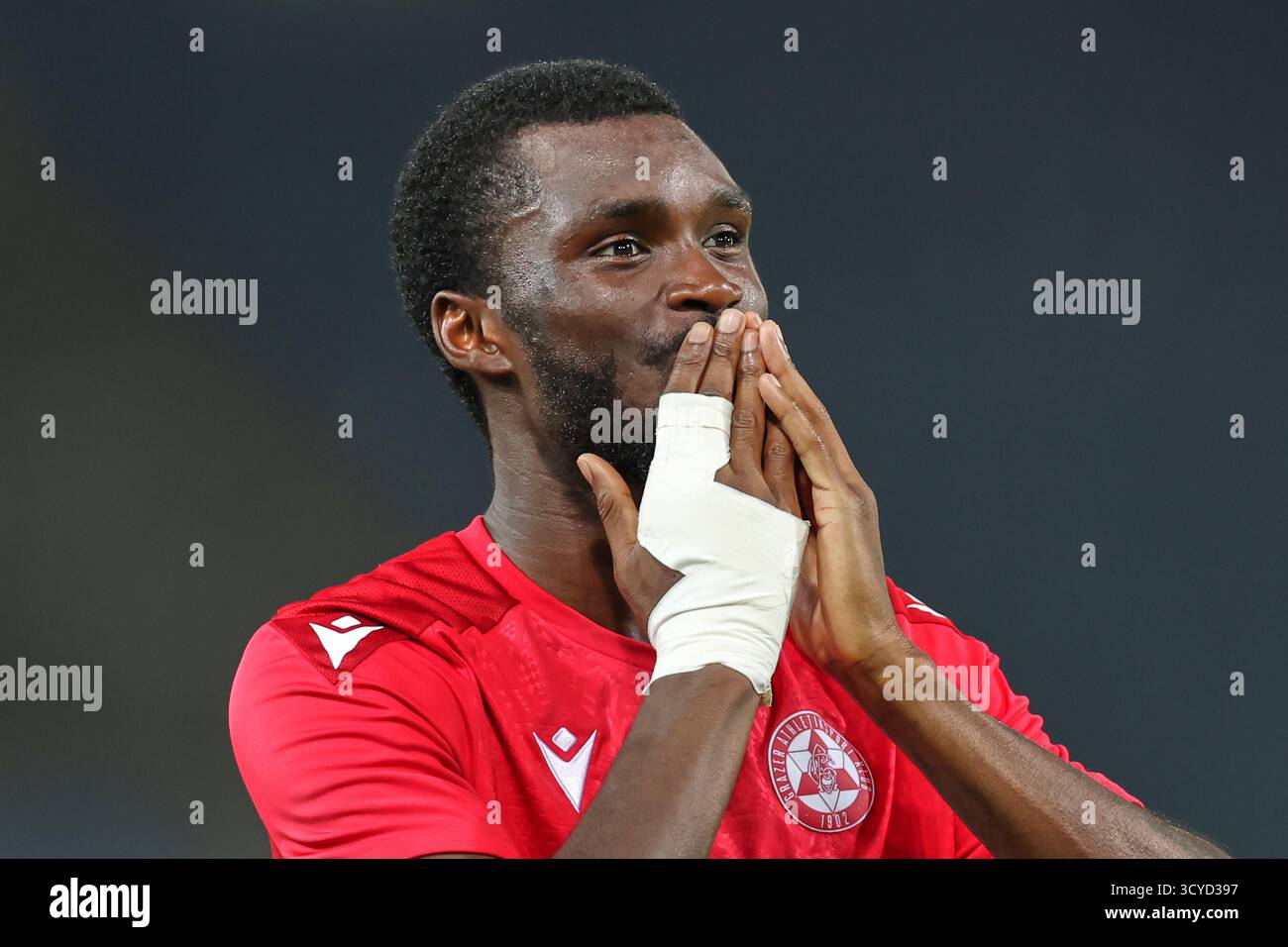Österreichisches Bundesliga-Spiel zwischen Grazer AK 1902 und TSV Egger Glas Hartberg. Dynamische Fußball-Action, Spieler in Bewegung, Emotionen, Stadionatmosphäre und Teamgeist in professionellen Details. Das Bild zeigt Beres Owusu (GAK). Stockfoto