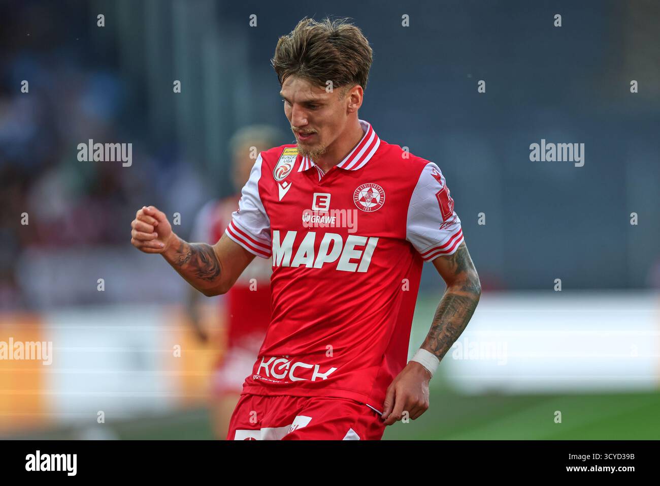 Österreichisches Bundesliga-Spiel zwischen Grazer AK 1902 und TSV Egger Glas Hartberg. Dynamische Fußball-Action, Spieler in Bewegung, Emotionen, Stadionatmosphäre und Teamgeist in professionellen Details. Die Abbildung zeigt Tio Cipot (GAK). Stockfoto