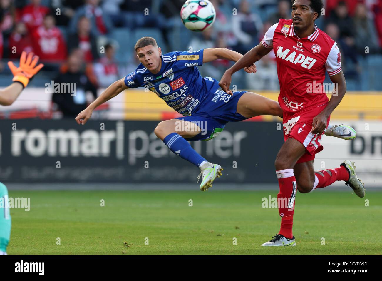 Österreichisches Bundesliga-Spiel zwischen Grazer AK 1902 und TSV Egger Glas Hartberg. Dynamische Fußball-Action, Spieler in Bewegung, Emotionen, Stadionatmosphäre und Teamgeist in professionellen Details. Das Bild zeigt Elias Havel (Hartberg) und Donovan Pines (GAK). Stockfoto