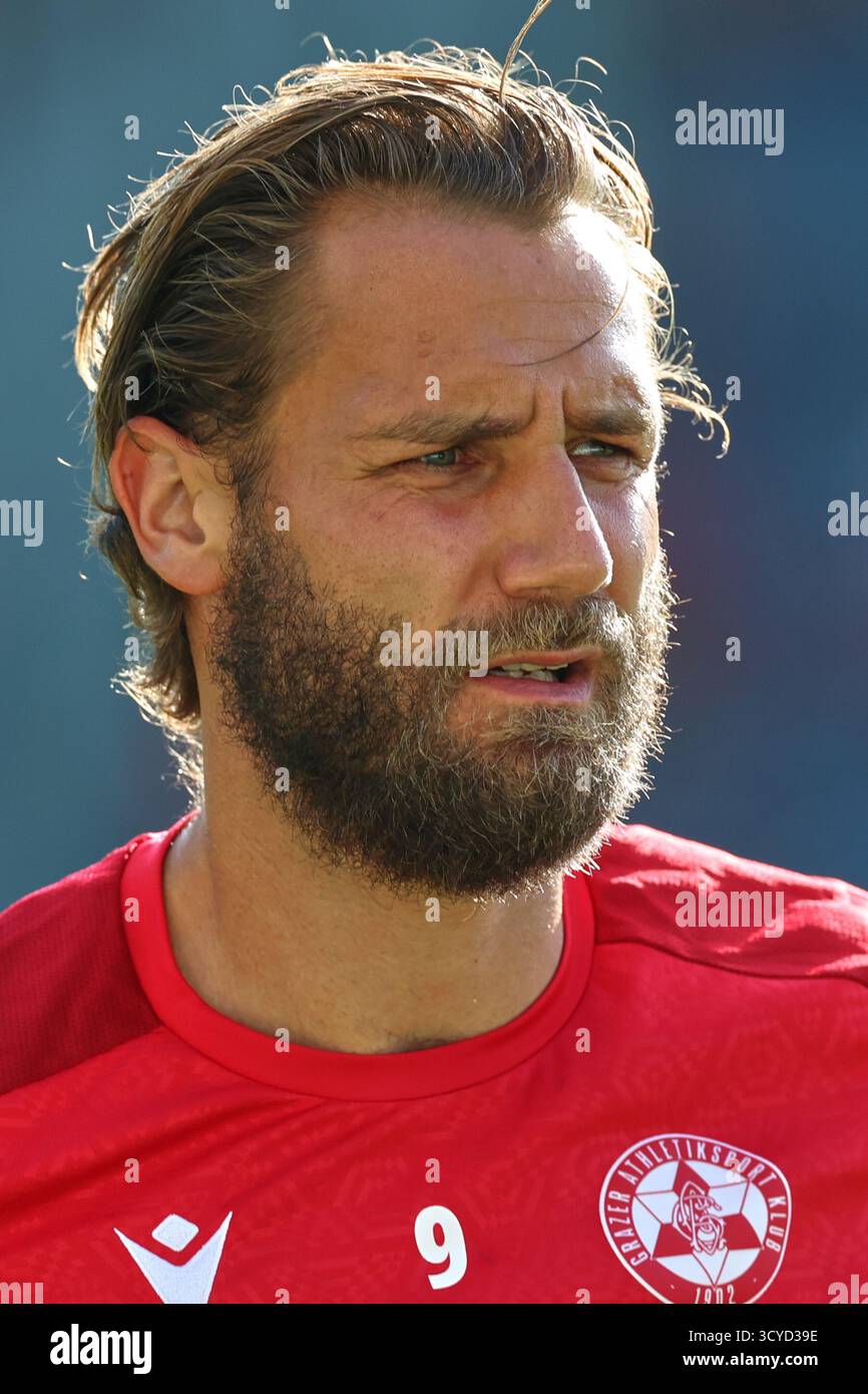 Österreichisches Bundesliga-Spiel zwischen Grazer AK 1902 und TSV Egger Glas Hartberg. Dynamische Fußball-Action, Spieler in Bewegung, Emotionen, Stadionatmosphäre und Teamgeist in professionellen Details. Das Bild zeigt Daniel Maderner (GAK). Stockfoto