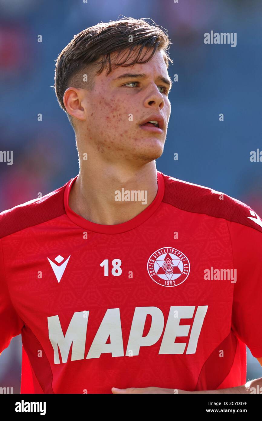 Österreichisches Bundesliga-Spiel zwischen Grazer AK 1902 und TSV Egger Glas Hartberg. Dynamische Fußball-Action, Spieler in Bewegung, Emotionen, Stadionatmosphäre und Teamgeist in professionellen Details. Die Abbildung zeigt Zeteny Jano (GAK). Stockfoto