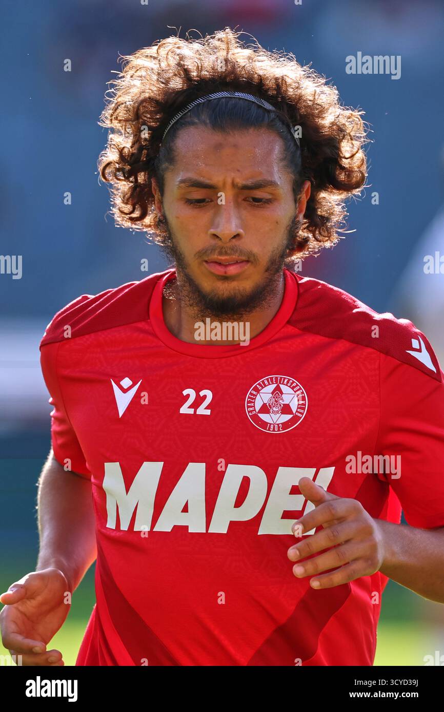 Österreichisches Bundesliga-Spiel zwischen Grazer AK 1902 und TSV Egger Glas Hartberg. Dynamische Fußball-Action, Spieler in Bewegung, Emotionen, Stadionatmosphäre und Teamgeist in professionellen Details. Die Abbildung zeigt Ramiz Harakate (GAK). Stockfoto