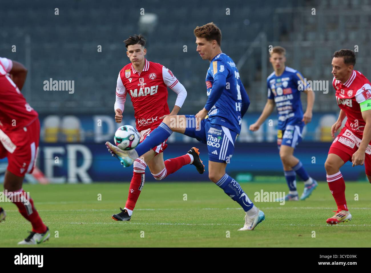 Österreichisches Bundesliga-Spiel zwischen Grazer AK 1902 und TSV Egger Glas Hartberg. Dynamische Fußball-Action, Spieler in Bewegung, Emotionen, Stadionatmosphäre und Teamgeist in professionellen Details. Das Bild zeigt Marco Hoffmann (Hartberg). Stockfoto