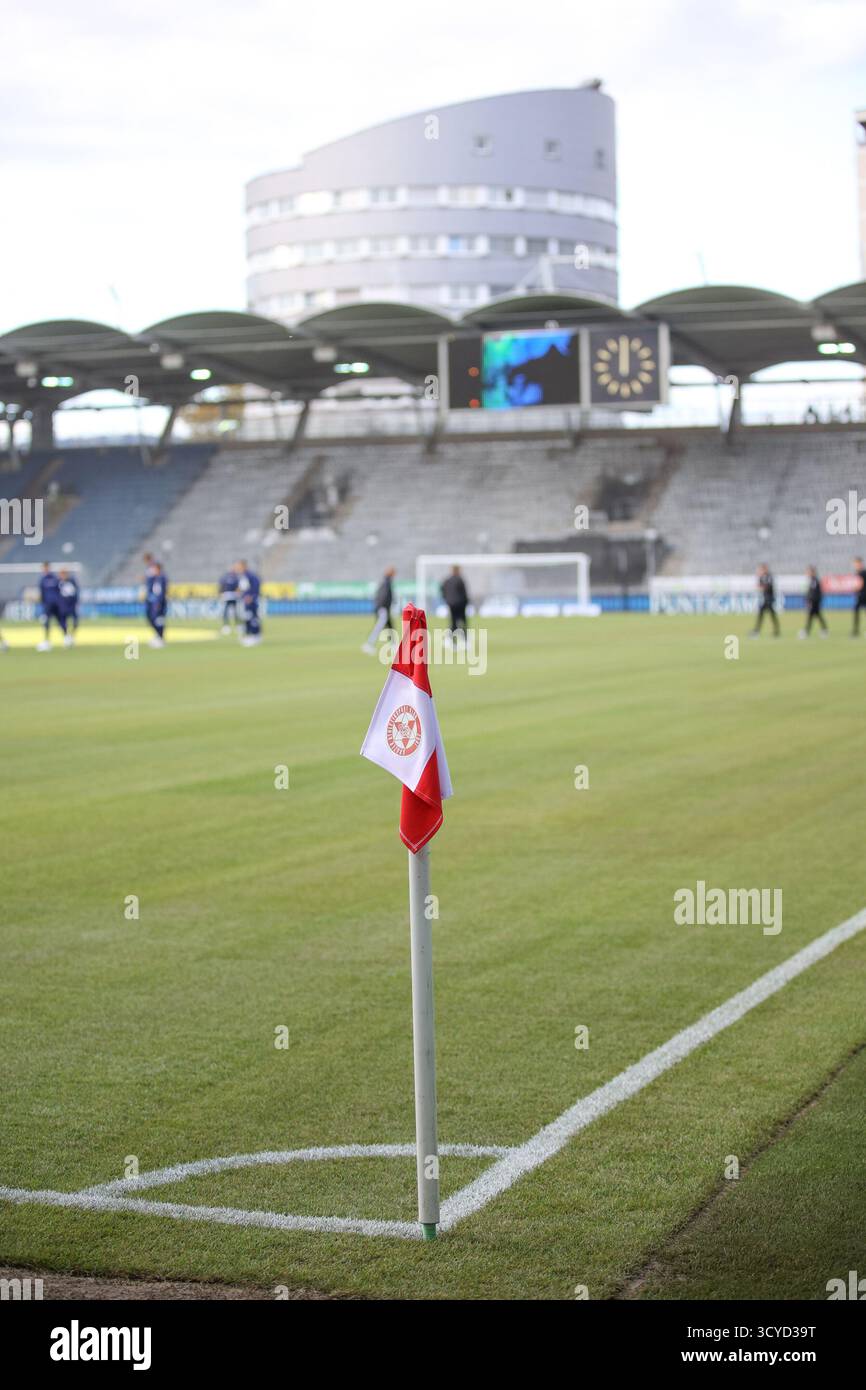 Österreichisches Bundesliga-Spiel zwischen Grazer AK 1902 und TSV Egger Glas Hartberg. Dynamische Fußball-Action, Spieler in Bewegung, Emotionen, Stadionatmosphäre und Teamgeist in professionellen Details. Die Abbildung zeigt die Flagge von Grazer AK 1902. Stockfoto