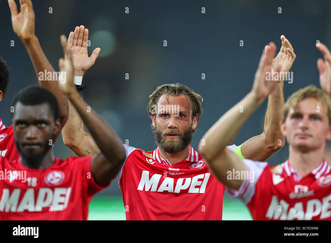 Österreichisches Bundesliga-Spiel zwischen Grazer AK 1902 und TSV Egger Glas Hartberg. Dynamische Fußball-Action, Spieler in Bewegung, Emotionen, Stadionatmosphäre und Teamgeist in professionellen Details. Das Bild zeigt Daniel Maderner (GAK). Stockfoto