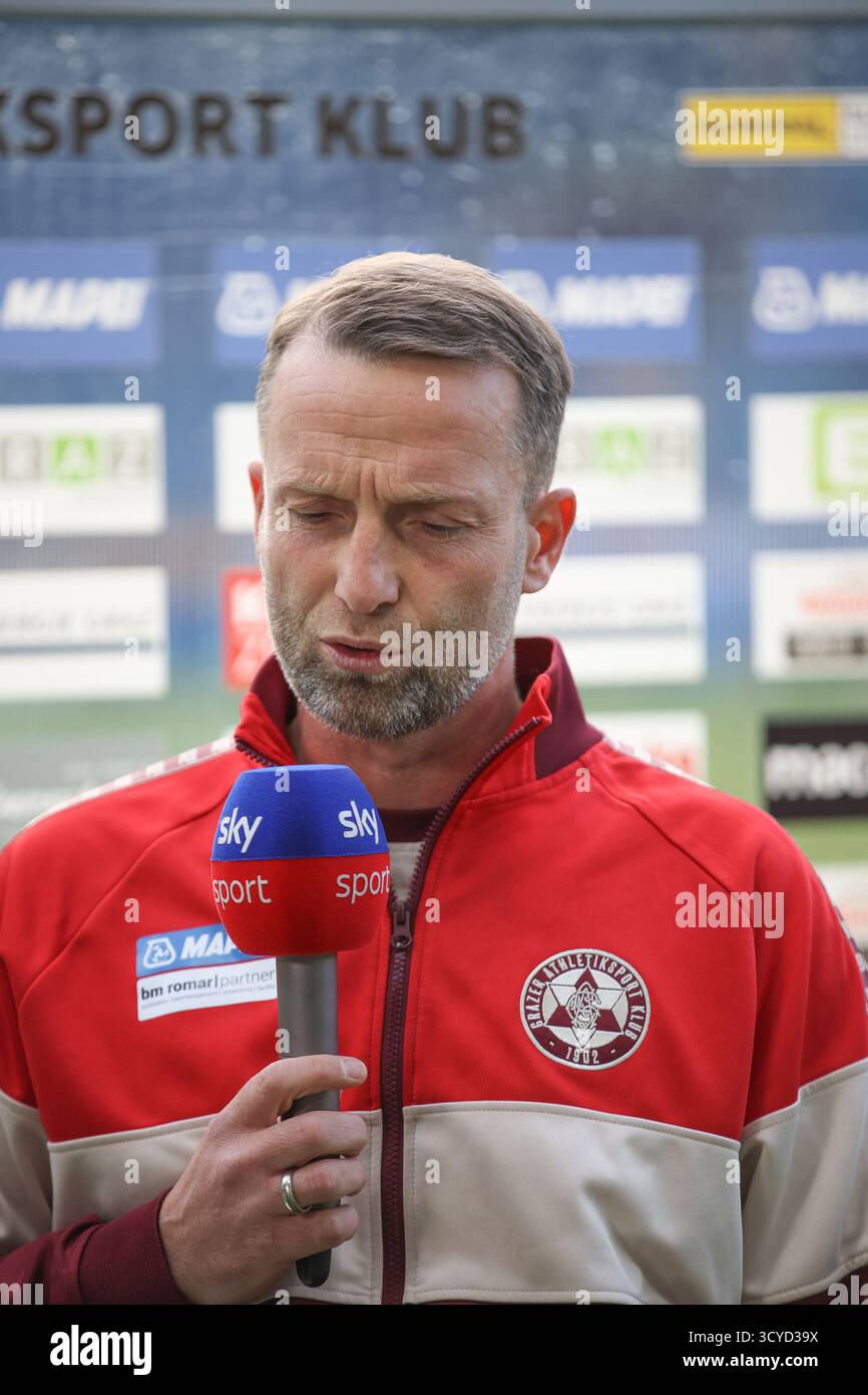Österreichisches Bundesliga-Spiel zwischen Grazer AK 1902 und TSV Egger Glas Hartberg. Dynamische Fußball-Action, Spieler in Bewegung, Emotionen, Stadionatmosphäre und Teamgeist in professionellen Details. Das Bild zeigt Cheftrainer Ferdinand Feldhofer (GAK). Stockfoto