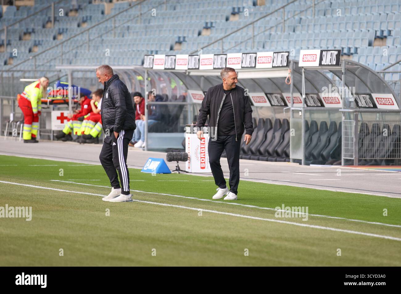 Österreichisches Bundesliga-Spiel zwischen Grazer AK 1902 und TSV Egger Glas Hartberg. Dynamische Fußball-Action, Spieler in Bewegung, Emotionen, Stadionatmosphäre und Teamgeist in professionellen Details. Das Bild zeigt Cheftrainer des TSV Hartberg Manfred Schmid. Stockfoto