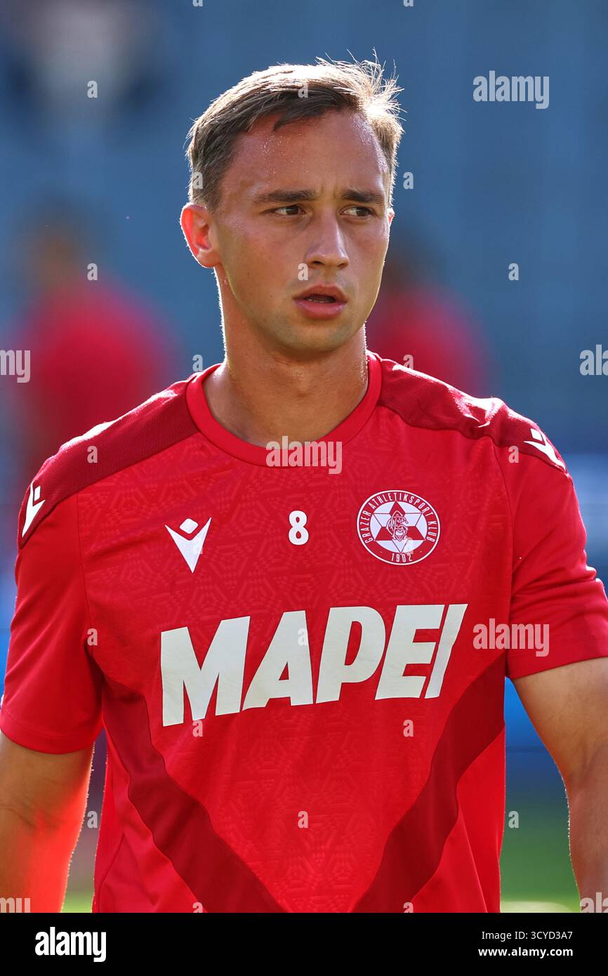 Österreichisches Bundesliga-Spiel zwischen Grazer AK 1902 und TSV Egger Glas Hartberg. Dynamische Fußball-Action, Spieler in Bewegung, Emotionen, Stadionatmosphäre und Teamgeist in professionellen Details. Das Bild zeigt Tobias Koch (GAK). Stockfoto