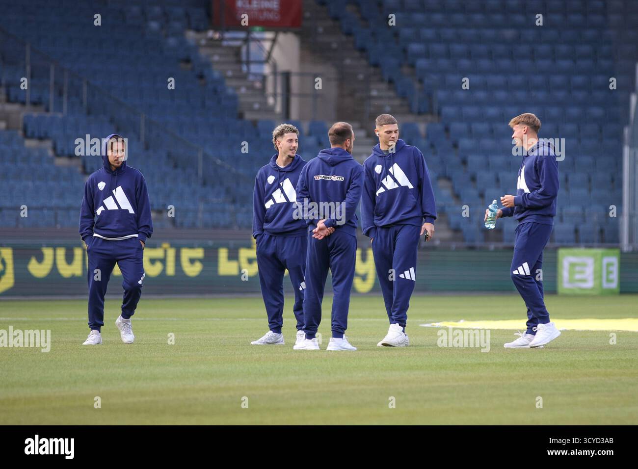 Österreichisches Bundesliga-Spiel zwischen Grazer AK 1902 und TSV Egger Glas Hartberg. Dynamische Fußball-Action, Spieler in Bewegung, Emotionen, Stadionatmosphäre und Teamgeist in professionellen Details. Das Bild zeigt den TSV Hartberg. Stockfoto