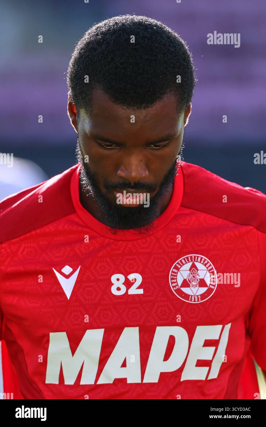 Österreichisches Bundesliga-Spiel zwischen Grazer AK 1902 und TSV Egger Glas Hartberg. Dynamische Fußball-Action, Spieler in Bewegung, Emotionen, Stadionatmosphäre und Teamgeist in professionellen Details. Das Bild zeigt Beres Owusu (GAK). Stockfoto