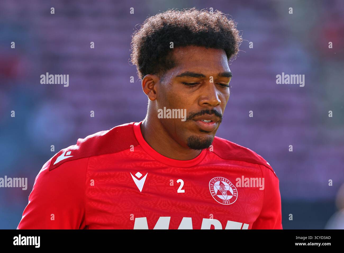 Österreichisches Bundesliga-Spiel zwischen Grazer AK 1902 und TSV Egger Glas Hartberg. Dynamische Fußball-Action, Spieler in Bewegung, Emotionen, Stadionatmosphäre und Teamgeist in professionellen Details. Die Abbildung zeigt Donovan Pines (GAK). Stockfoto