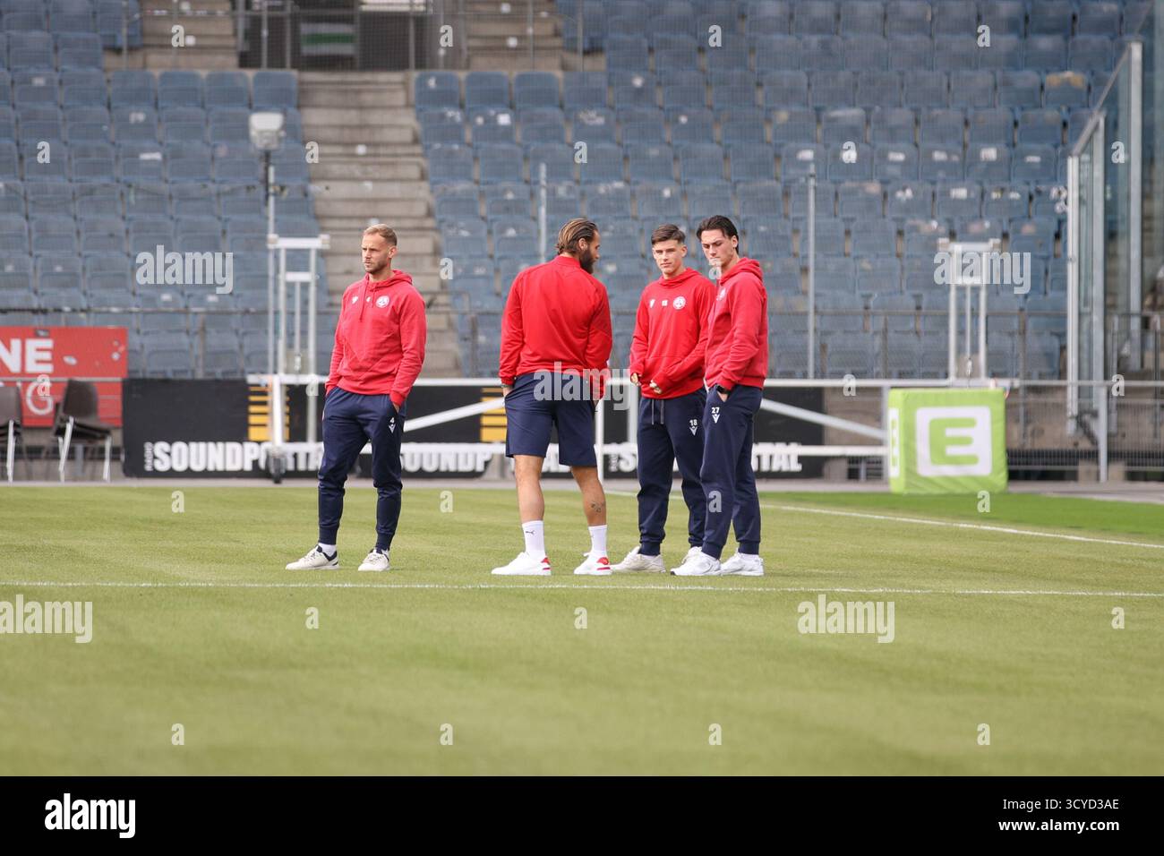 Österreichisches Bundesliga-Spiel zwischen Grazer AK 1902 und TSV Egger Glas Hartberg. Dynamische Fußball-Action, Spieler in Bewegung, Emotionen, Stadionatmosphäre und Teamgeist in professionellen Details. Die Abbildung zeigt Grazer AK 1902. Stockfoto