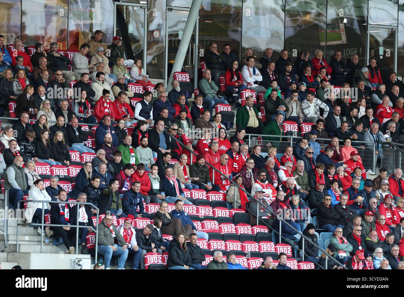 Österreichisches Bundesliga-Spiel zwischen Grazer AK 1902 und TSV Egger Glas Hartberg. Dynamische Fußball-Action, Spieler in Bewegung, Emotionen, Stadionatmosphäre und Teamgeist in professionellen Details. Die Abbildung zeigt Lüfter von Grazer AK 1902. Stockfoto