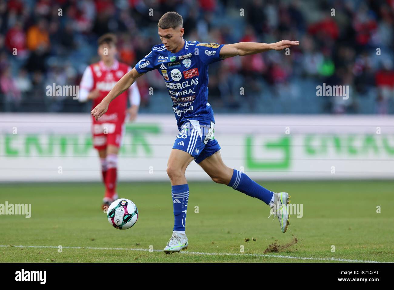 Österreichisches Bundesliga-Spiel zwischen Grazer AK 1902 und TSV Egger Glas Hartberg. Dynamische Fußball-Action, Spieler in Bewegung, Emotionen, Stadionatmosphäre und Teamgeist in professionellen Details. Das Bild zeigt Elias Havel (Hartberg). Stockfoto
