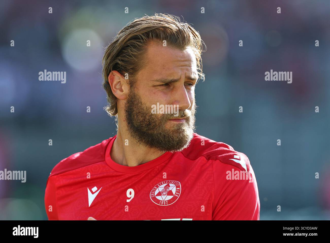 Österreichisches Bundesliga-Spiel zwischen Grazer AK 1902 und TSV Egger Glas Hartberg. Dynamische Fußball-Action, Spieler in Bewegung, Emotionen, Stadionatmosphäre und Teamgeist in professionellen Details. Das Bild zeigt Daniel Maderner (GAK). Stockfoto