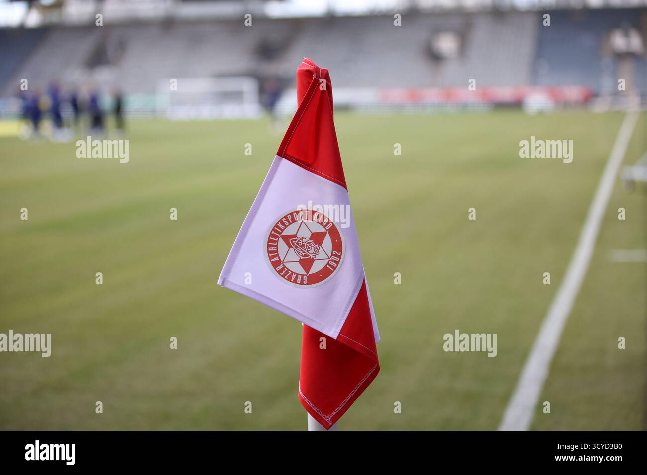 Österreichisches Bundesliga-Spiel zwischen Grazer AK 1902 und TSV Egger Glas Hartberg. Dynamische Fußball-Action, Spieler in Bewegung, Emotionen, Stadionatmosphäre und Teamgeist in professionellen Details. Die Abbildung zeigt die Flagge von Grazer AK 1902. Stockfoto