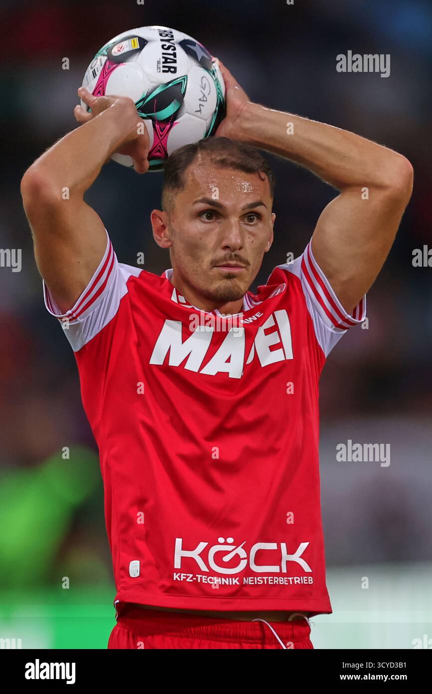 Österreichisches Bundesliga-Spiel zwischen Grazer AK 1902 und TSV Egger Glas Hartberg. Dynamische Fußball-Action, Spieler in Bewegung, Emotionen, Stadionatmosphäre und Teamgeist in professionellen Details. Die Abbildung zeigt Murat Satin (GAK). Stockfoto