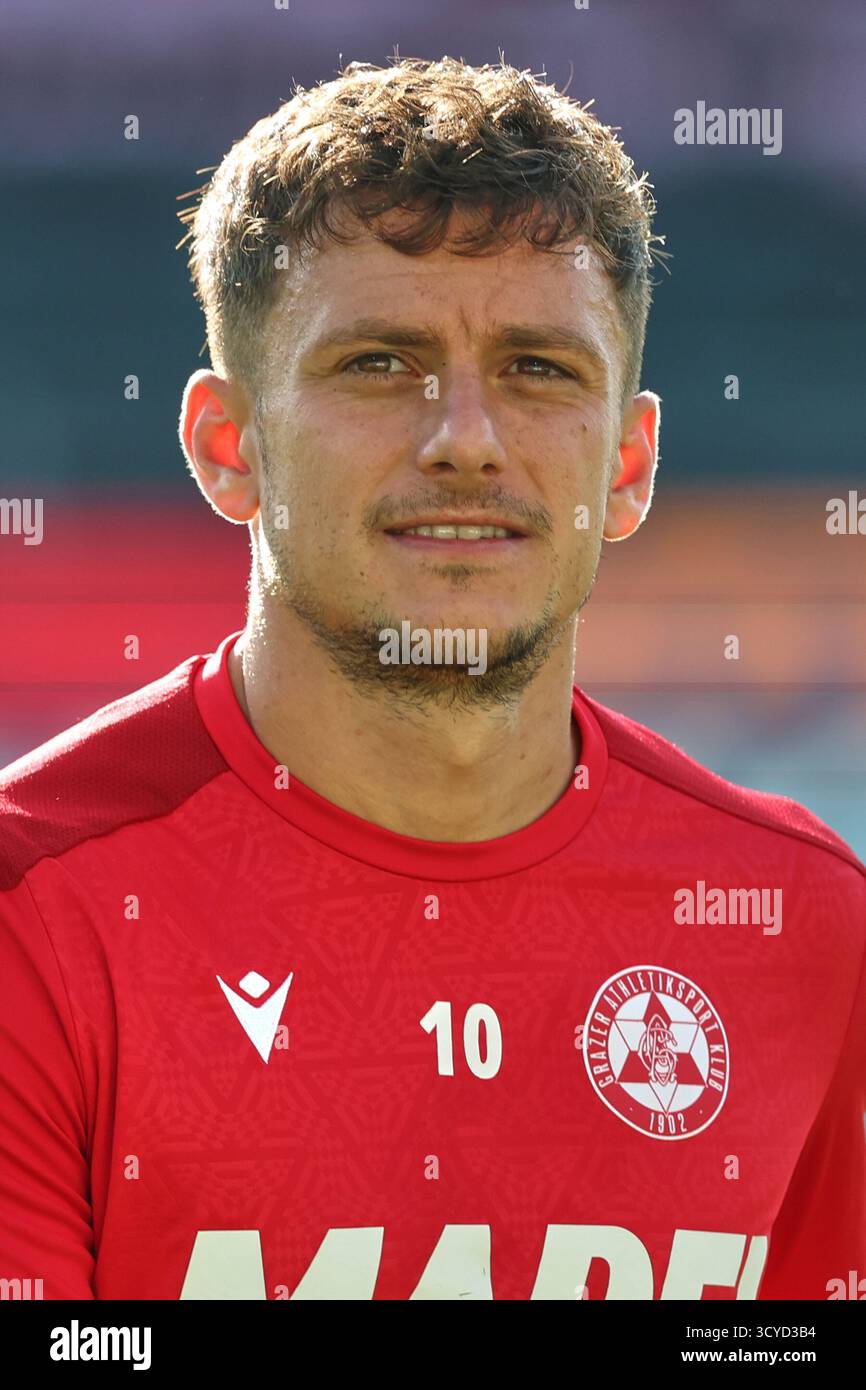 Österreichisches Bundesliga-Spiel zwischen Grazer AK 1902 und TSV Egger Glas Hartberg. Dynamische Fußball-Action, Spieler in Bewegung, Emotionen, Stadionatmosphäre und Teamgeist in professionellen Details. Das Bild zeigt Christian Lichtenberger (GAK). Stockfoto