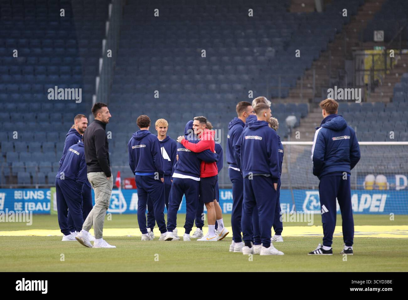 Österreichisches Bundesliga-Spiel zwischen Grazer AK 1902 und TSV Egger Glas Hartberg. Dynamische Fußball-Action, Spieler in Bewegung, Emotionen, Stadionatmosphäre und Teamgeist in professionellen Details. Das Bild zeigt den TSV Hartberg mit Freund von Grazer AK 1902. Stockfoto