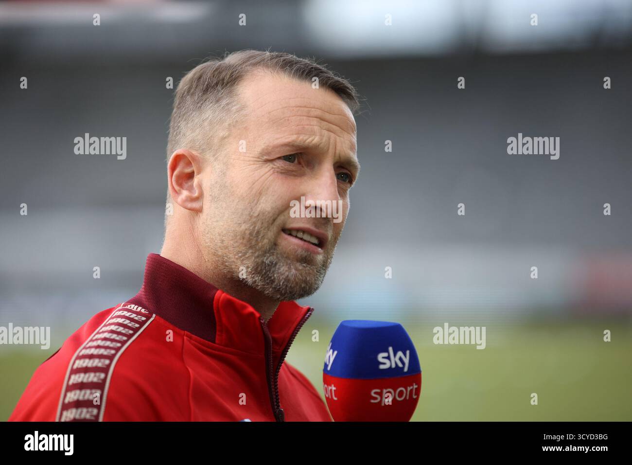 Österreichisches Bundesliga-Spiel zwischen Grazer AK 1902 und TSV Egger Glas Hartberg. Dynamische Fußball-Action, Spieler in Bewegung, Emotionen, Stadionatmosphäre und Teamgeist in professionellen Details. Das Bild zeigt Cheftrainer Ferdinand Feldhofer (GAK). Stockfoto