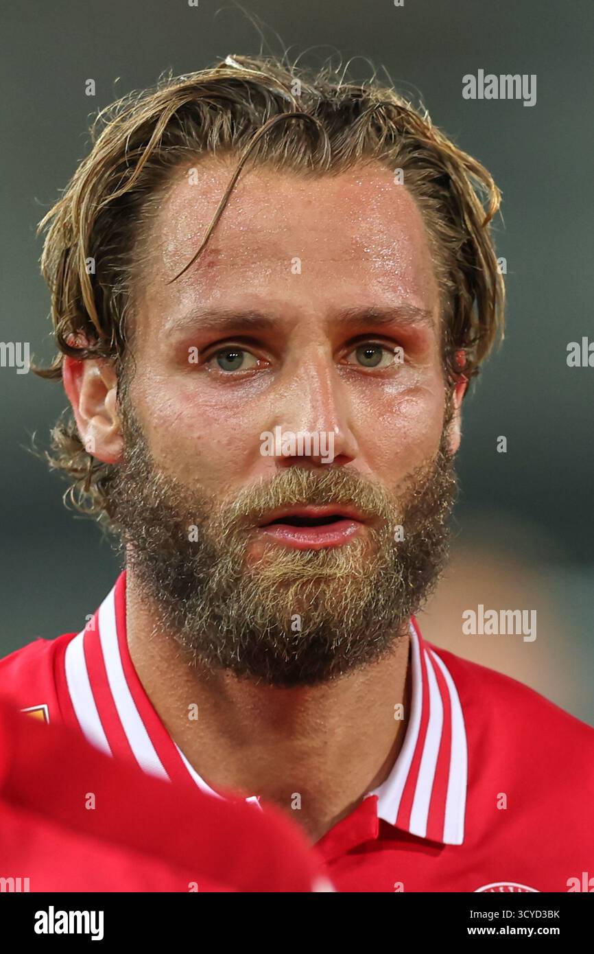 Österreichisches Bundesliga-Spiel zwischen Grazer AK 1902 und TSV Egger Glas Hartberg. Dynamische Fußball-Action, Spieler in Bewegung, Emotionen, Stadionatmosphäre und Teamgeist in professionellen Details. Das Bild zeigt Daniel Maderner (GAK). Stockfoto