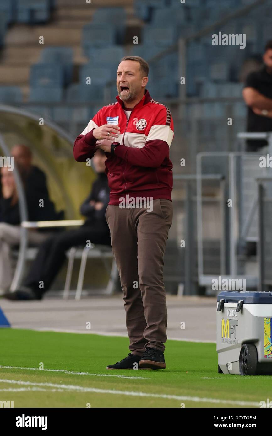 Österreichisches Bundesliga-Spiel zwischen Grazer AK 1902 und TSV Egger Glas Hartberg. Dynamische Fußball-Action, Spieler in Bewegung, Emotionen, Stadionatmosphäre und Teamgeist in professionellen Details. Das Bild zeigt Cheftrainer Ferdinand Feldhofer (GAK). Stockfoto