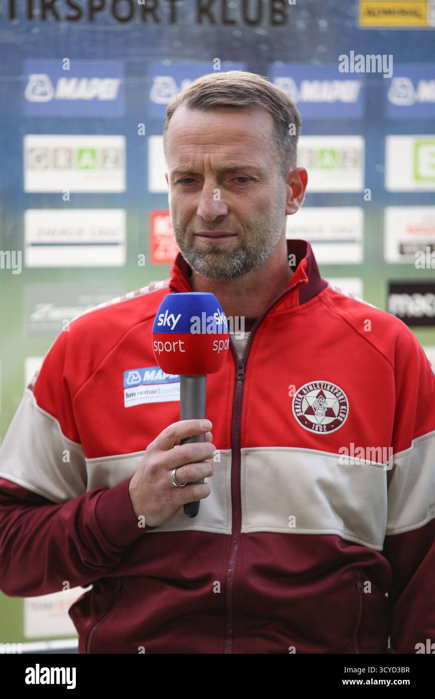 Österreichisches Bundesliga-Spiel zwischen Grazer AK 1902 und TSV Egger Glas Hartberg. Dynamische Fußball-Action, Spieler in Bewegung, Emotionen, Stadionatmosphäre und Teamgeist in professionellen Details. Das Bild zeigt Cheftrainer Ferdinand Feldhofer (GAK). Stockfoto
