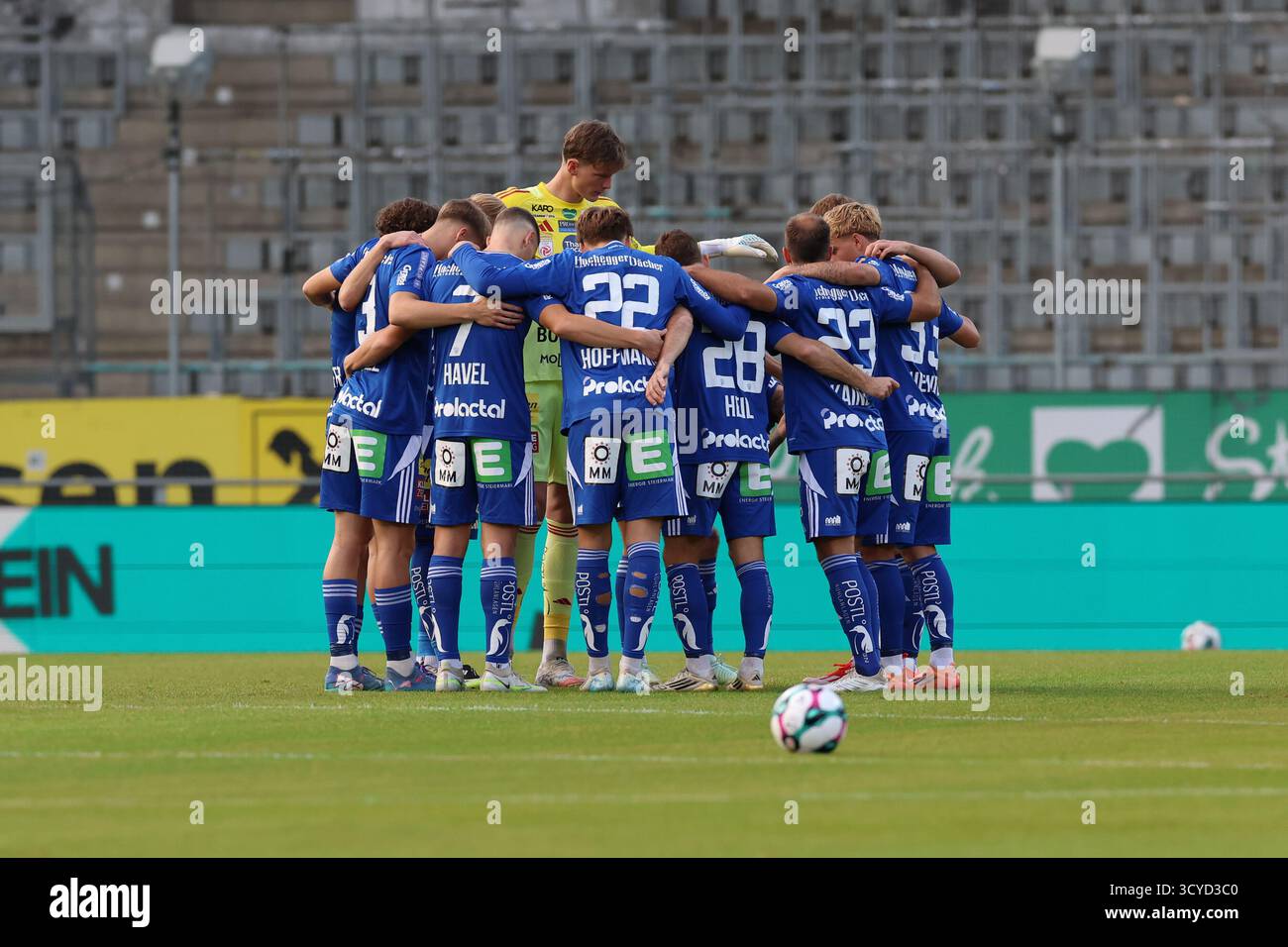 Österreichisches Bundesliga-Spiel zwischen Grazer AK 1902 und TSV Egger Glas Hartberg. Dynamische Fußball-Action, Spieler in Bewegung, Emotionen, Stadionatmosphäre und Teamgeist in professionellen Details. Das Bild zeigt den TSV Hartberg. Stockfoto