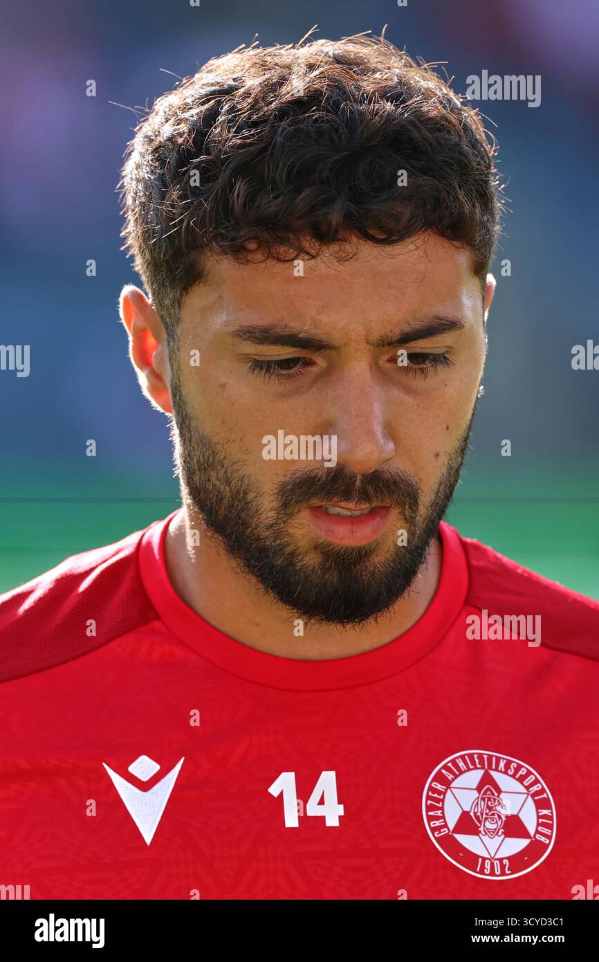 Österreichisches Bundesliga-Spiel zwischen Grazer AK 1902 und TSV Egger Glas Hartberg. Dynamische Fußball-Action, Spieler in Bewegung, Emotionen, Stadionatmosphäre und Teamgeist in professionellen Details. Die Abbildung zeigt Jacob Italiano (GAK). Stockfoto