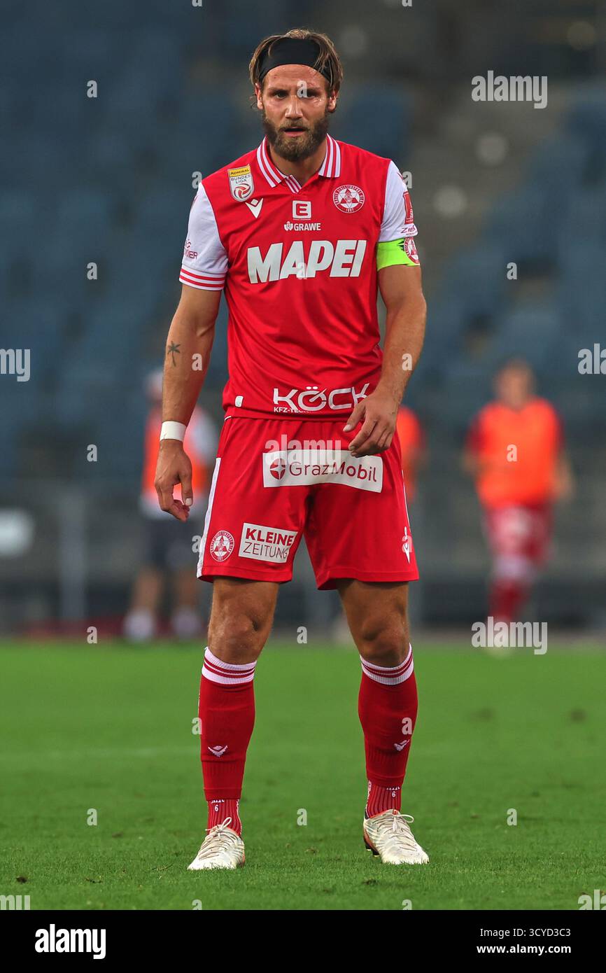 Österreichisches Bundesliga-Spiel zwischen Grazer AK 1902 und TSV Egger Glas Hartberg. Dynamische Fußball-Action, Spieler in Bewegung, Emotionen, Stadionatmosphäre und Teamgeist in professionellen Details. Das Bild zeigt Daniel Maderner (GAK). Stockfoto