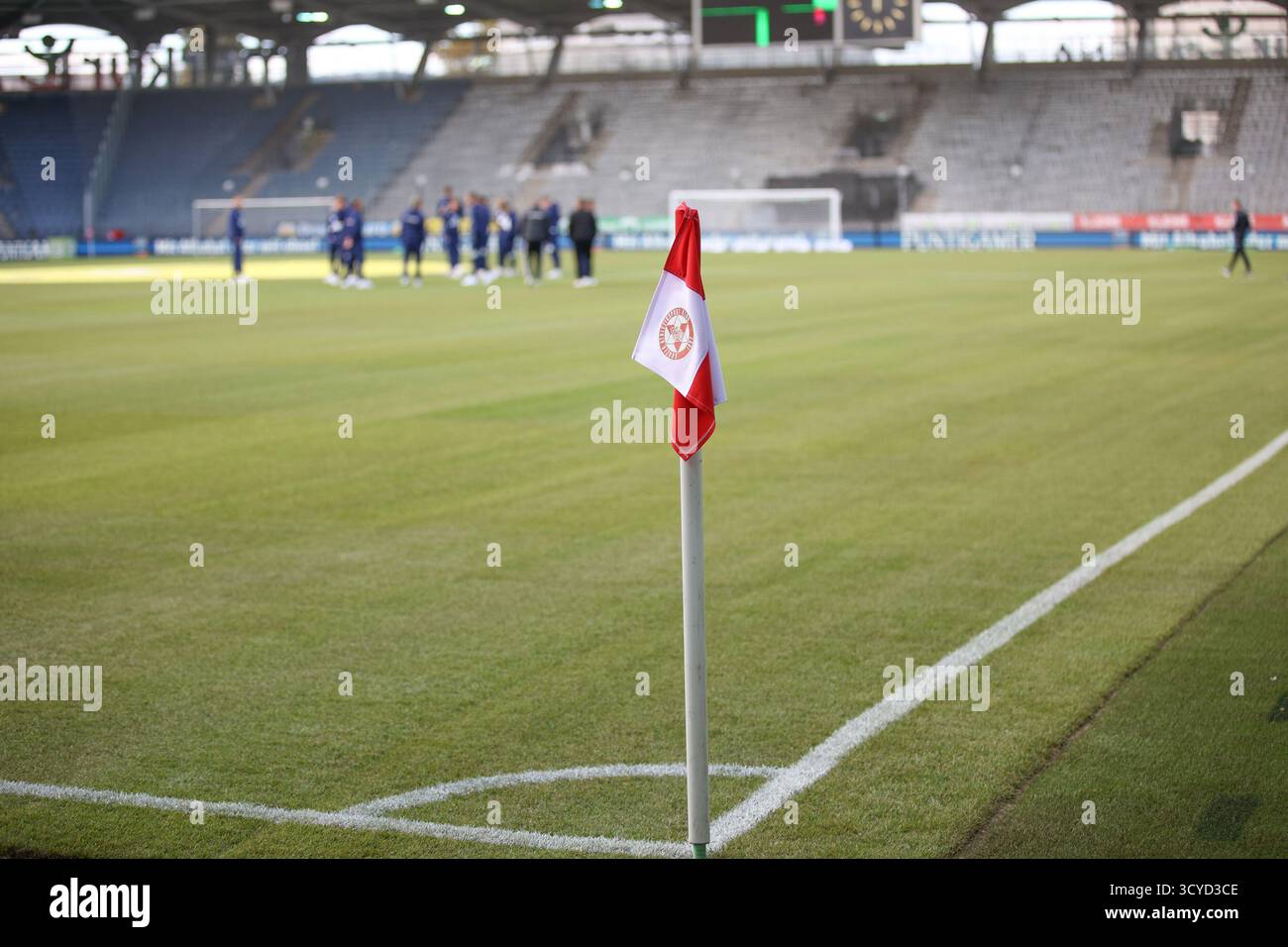 Österreichisches Bundesliga-Spiel zwischen Grazer AK 1902 und TSV Egger Glas Hartberg. Dynamische Fußball-Action, Spieler in Bewegung, Emotionen, Stadionatmosphäre und Teamgeist in professionellen Details. Die Abbildung zeigt die Flagge von Grazer AK 1902. Stockfoto