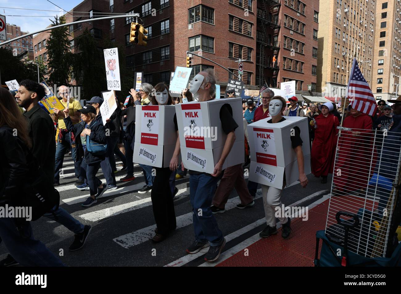 Unbearbeitete Fotos des No Kings Anti-Trump Protestmarsches - Midtown Manhattan, NYC - 18. Oktober 2025 Stockfoto Unbearbeitete Fotos des No Kings Anti-Trump Protestmarsches - Midtown Manhattan, NYC - 18. Oktober 2025 Stockfoto