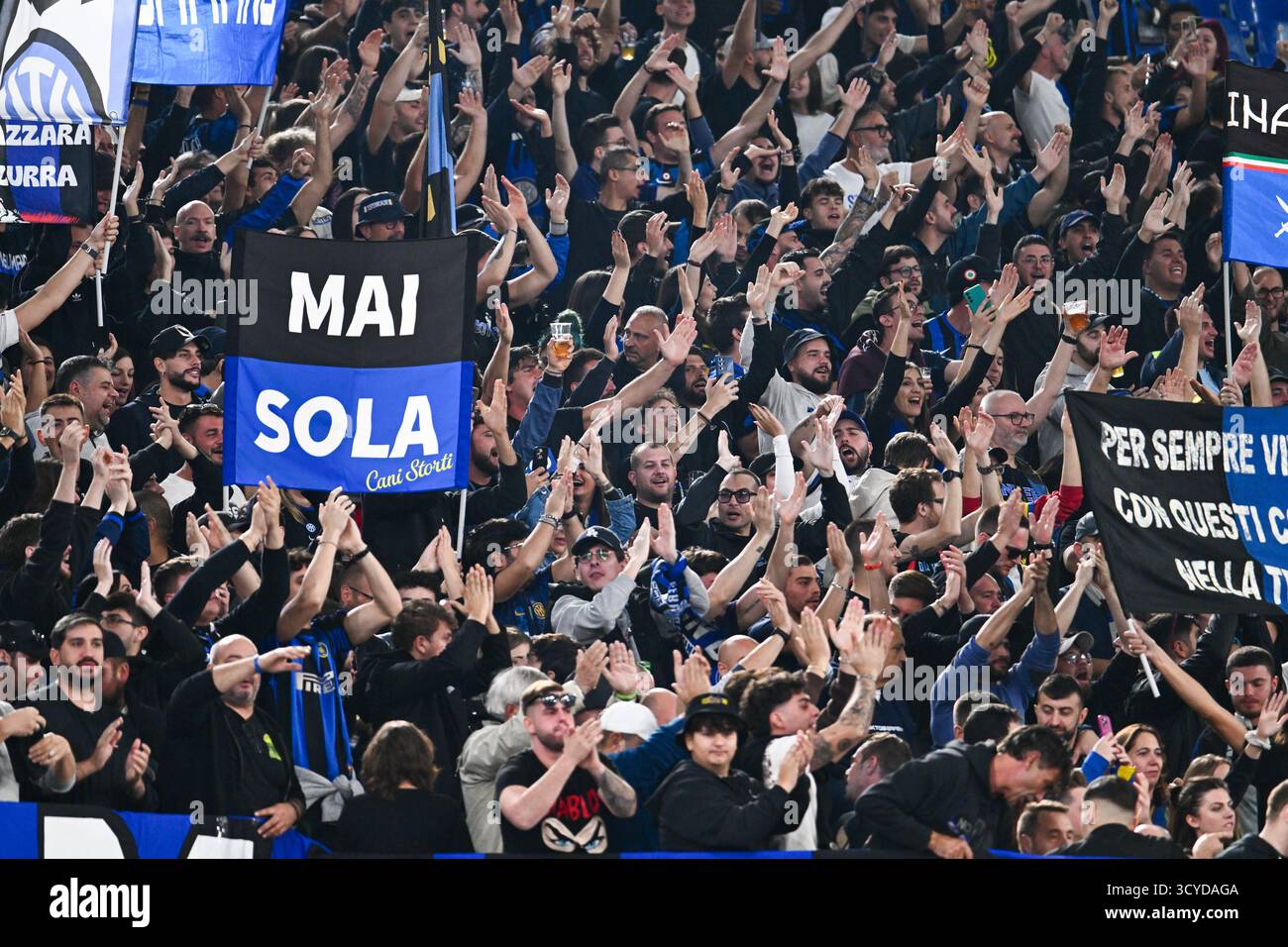 Rom, Italien. Oktober 2025. Anhänger des FC Internazionale während des Spiels der Serie A zwischen AS Roma und FC Internazionale im Olympiastadion in Rom, Italien am 18. Oktober 2025. Quelle: Nicola Ianuale/Alamy Live News Stockfoto