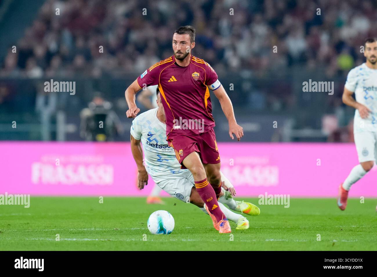 Rom, Italien. Oktober 2025. Bryan Cristante von AS Roma in Aktion während des Spiels der Serie A Enilive zwischen AS Roma und FC Internazionale am 18. Oktober 2025 in Rom. Quelle: Giuseppe Maffia/Alamy Live News Stockfoto Rom, Italien. Oktober 2025. Bryan Cristante von AS Roma in Aktion während des Spiels der Serie A Enilive zwischen AS Roma und FC Internazionale am 18. Oktober 2025 in Rom. Quelle: Giuseppe Maffia/Alamy Live News Stockfoto