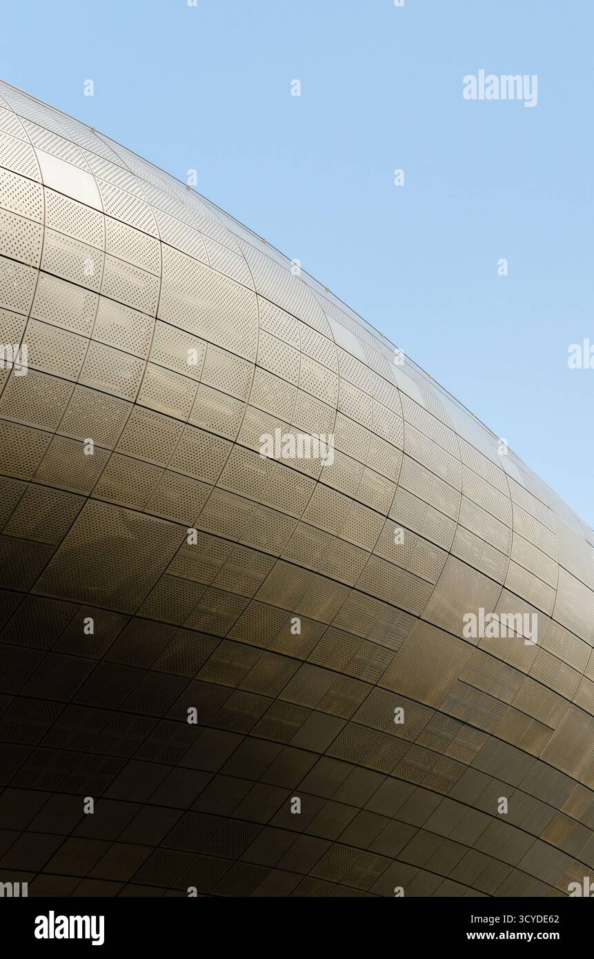 Moderne metallische Gebäudekurve vor klarem blauem Himmel Stockfoto