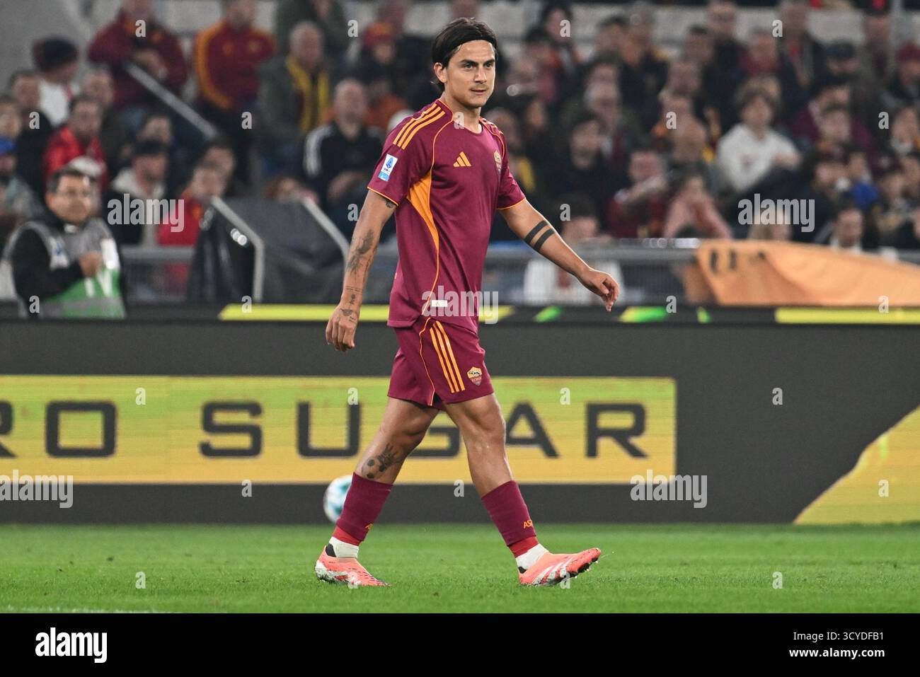 Rom, Italien. Oktober 2025. Paulo Dybala von AS Roma sieht beim Spiel der Serie A zwischen AS Roma und dem FC Internazionale im Olympiastadion in Rom am 18. Oktober 2025 an. Quelle: Nicola Ianuale/Alamy Live News Stockfoto