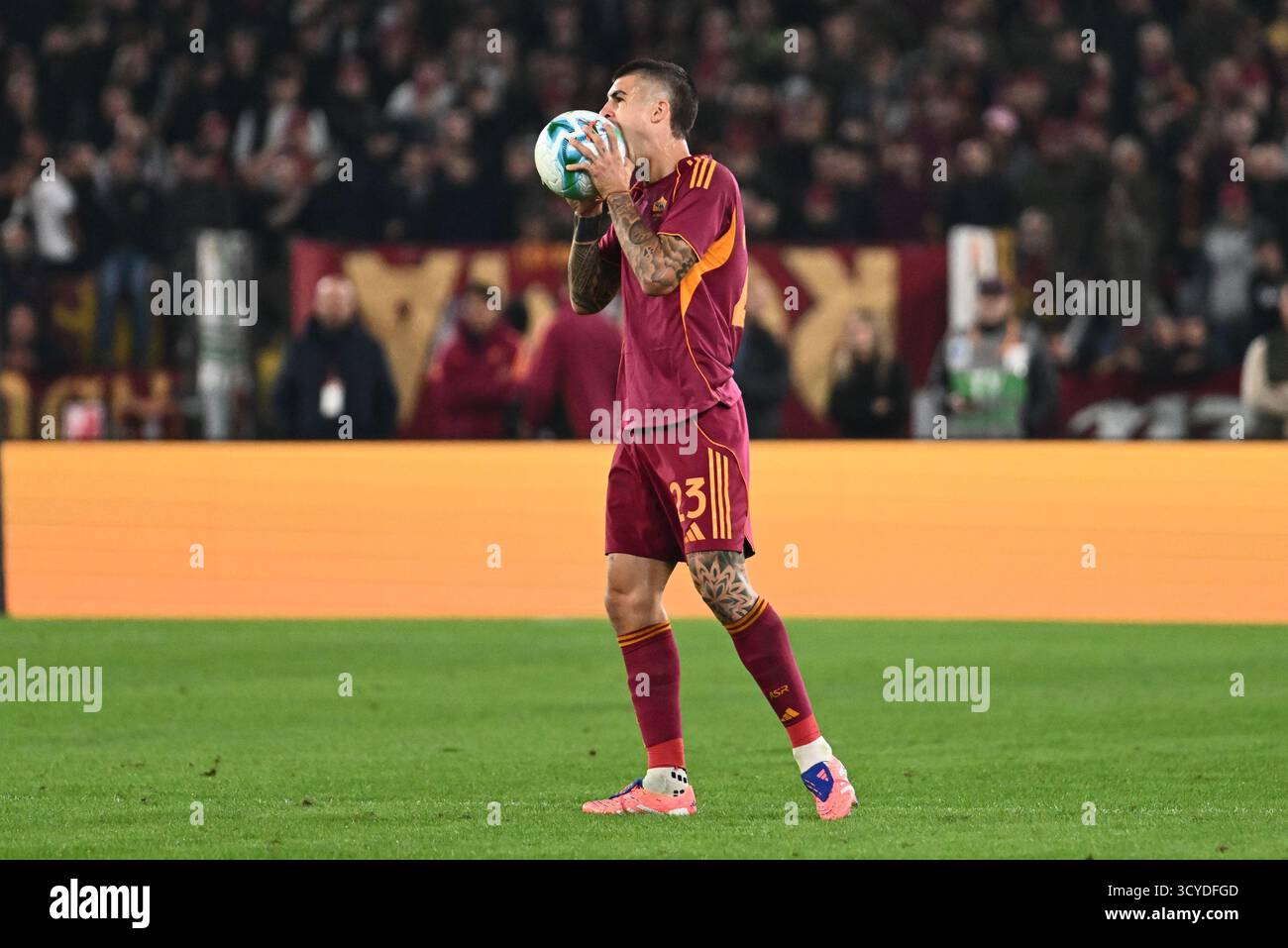 Rom, Italien. Oktober 2025. Gianluca Mancini von AS Roma gestet während des Spiels der Serie A zwischen AS Roma und dem FC Internazionale im Olympiastadion in Rom, Italien am 18. Oktober 2025. Quelle: Nicola Ianuale/Alamy Live News Stockfoto