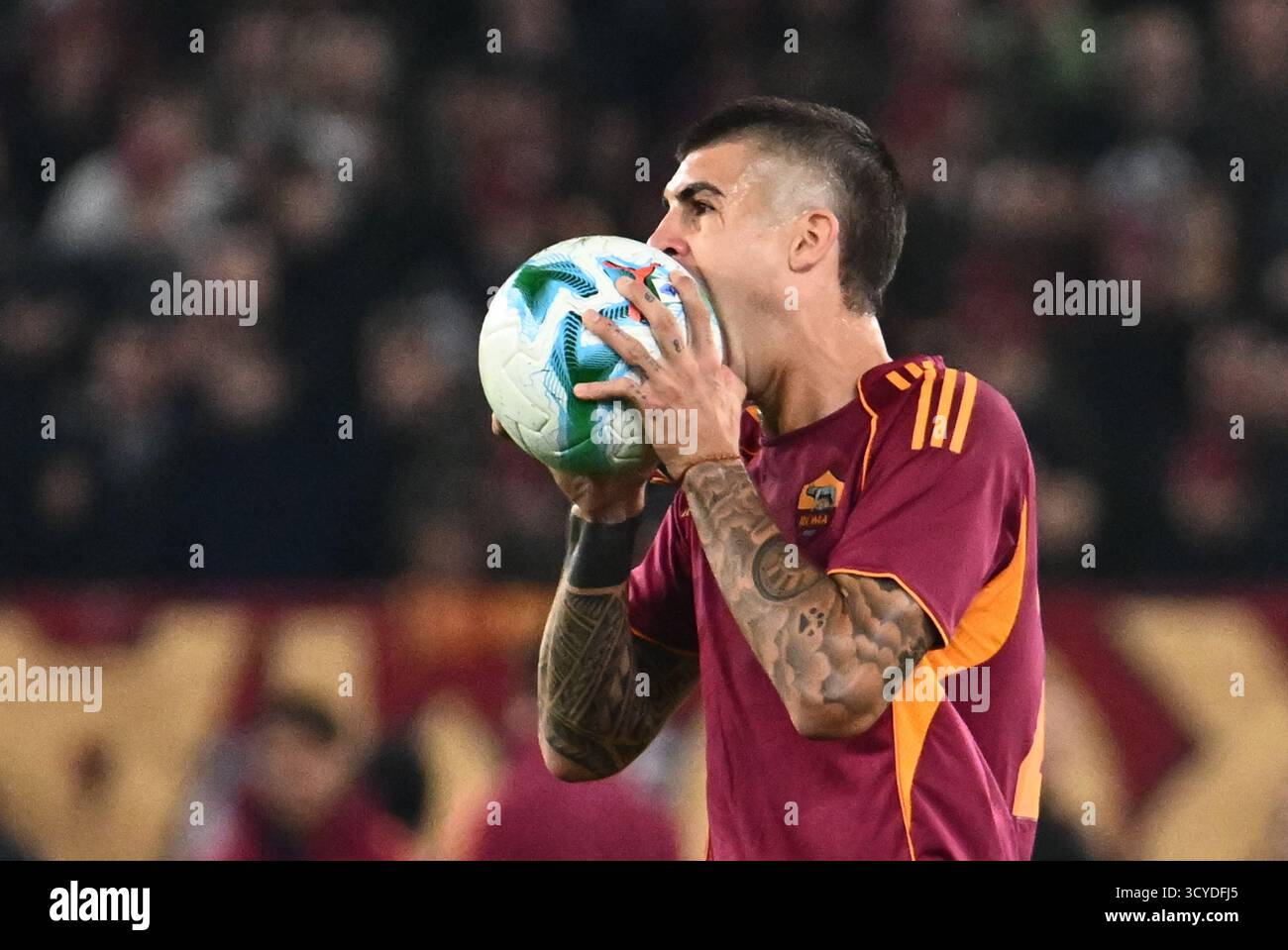 Rom, Italien. Oktober 2025. Gianluca Mancini von AS Roma gestet während des Spiels der Serie A zwischen AS Roma und dem FC Internazionale im Olympiastadion in Rom, Italien am 18. Oktober 2025. Quelle: Nicola Ianuale/Alamy Live News Stockfoto