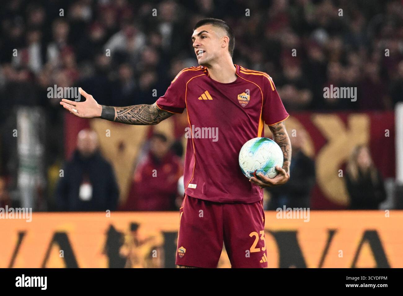 Rom, Italien. Oktober 2025. Gianluca Mancini von AS Roma gestet während des Spiels der Serie A zwischen AS Roma und dem FC Internazionale im Olympiastadion in Rom, Italien am 18. Oktober 2025. Quelle: Nicola Ianuale/Alamy Live News Stockfoto