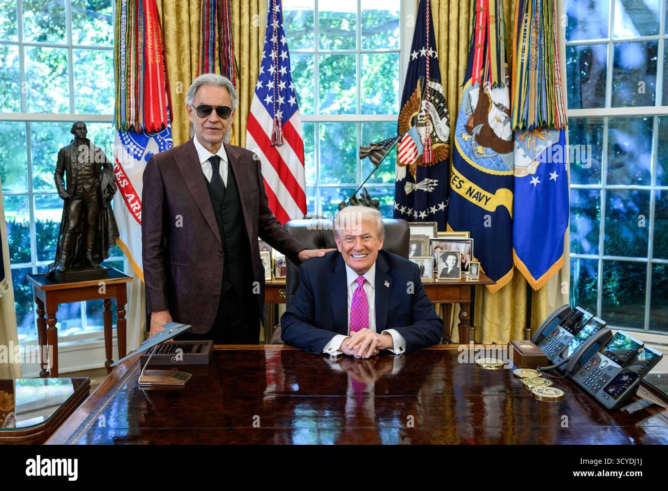 Präsident Donald J. Trump trifft sich mit dem italienischen Tenor Andrea Bocelli während eines Besuchs im Oval Office im Weißen Haus am 17. Oktober 2025, um einen herzlichen Moment zu teilen. Bild mit freundlicher Genehmigung des Weißen Hauses. Stockfoto
