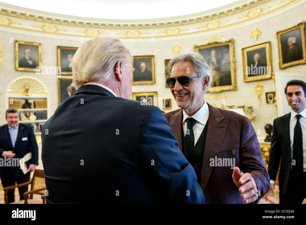 Präsident Donald J. Trump trifft sich mit dem italienischen Tenor Andrea Bocelli während eines Besuchs im Oval Office im Weißen Haus am 17. Oktober 2025, um einen herzlichen Moment zu teilen. Bild mit freundlicher Genehmigung des Weißen Hauses. Stockfoto