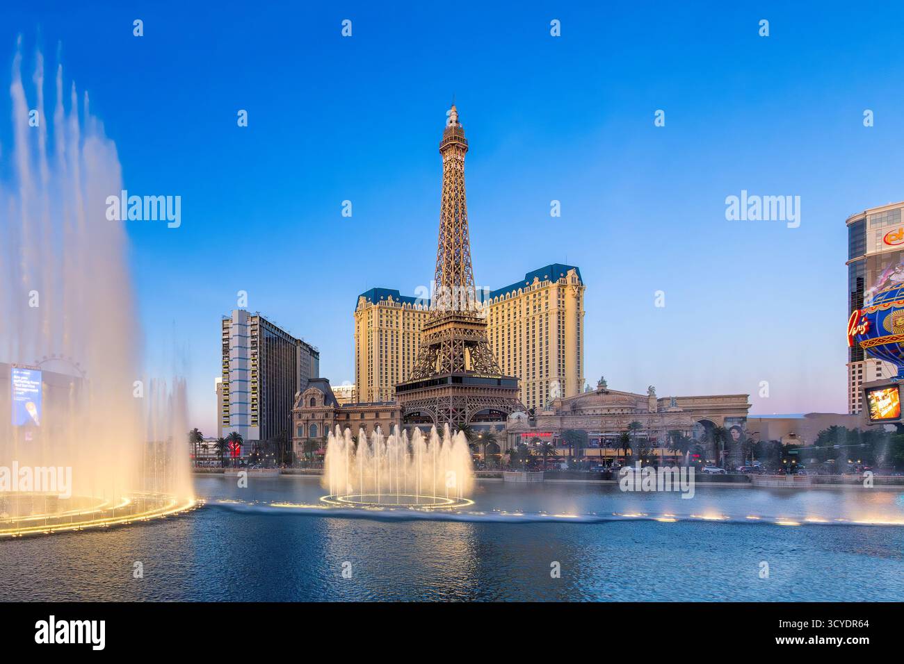Paris Hotel & Casino und Bellagio Brunnen bei Sonnenuntergang in Las Vegas, Nevada Stockfoto
