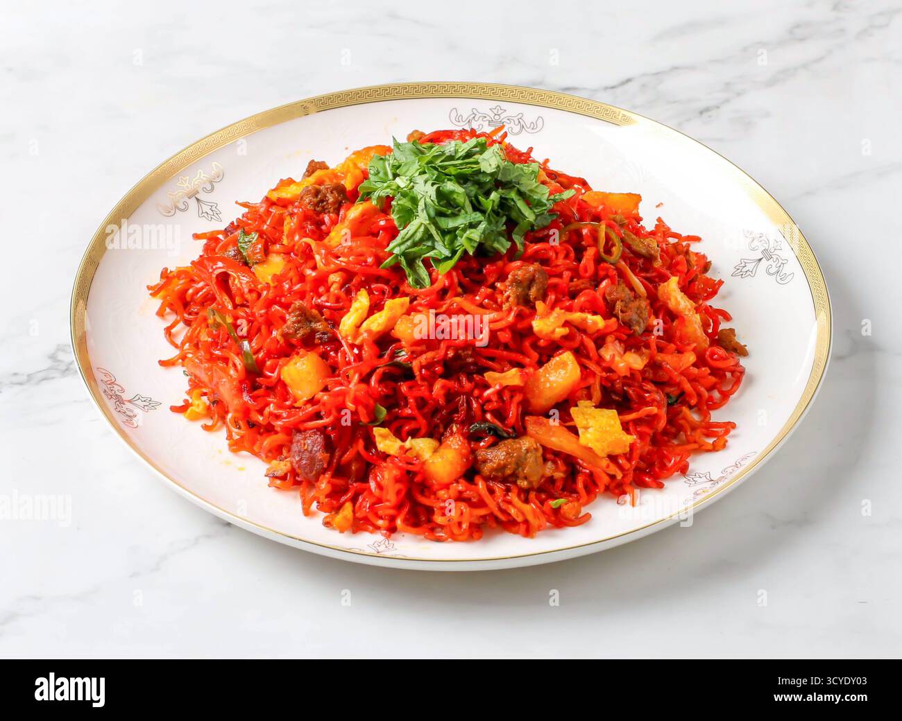 Scharfe Sichuan Dan Dan Dan Noodles serviert auf einem Teller isoliert auf Marmorhintergrund Seitenansicht von singapur Essen Stockfoto