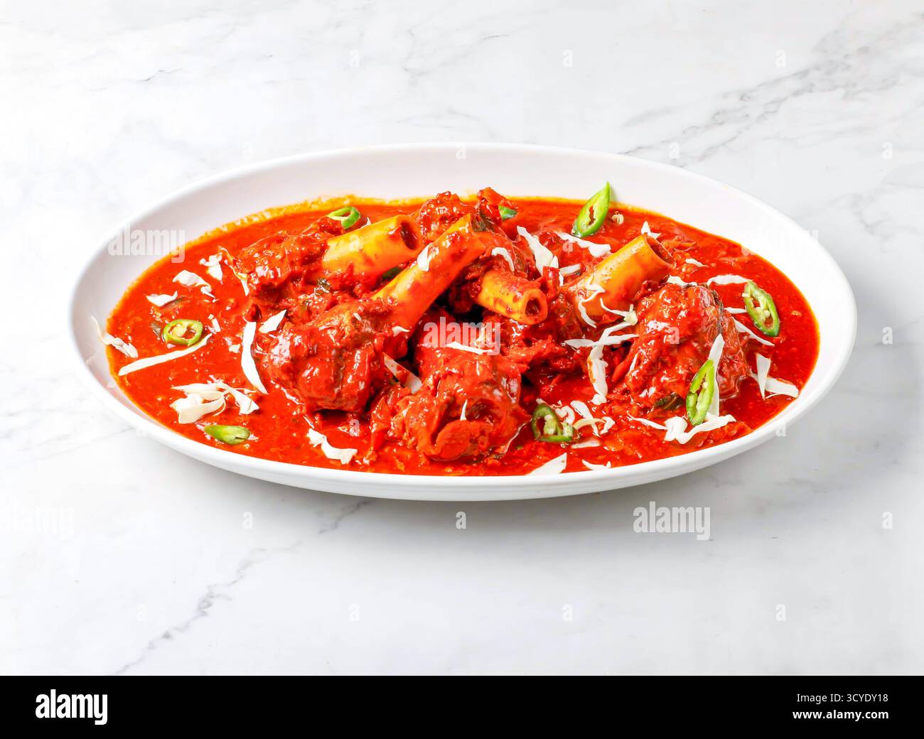 Hammelfleisch Rogan Josh mit Tomatensauce serviert auf einem Teller isoliert auf Marmorhintergrund Seitenansicht von singapur Essen Stockfoto