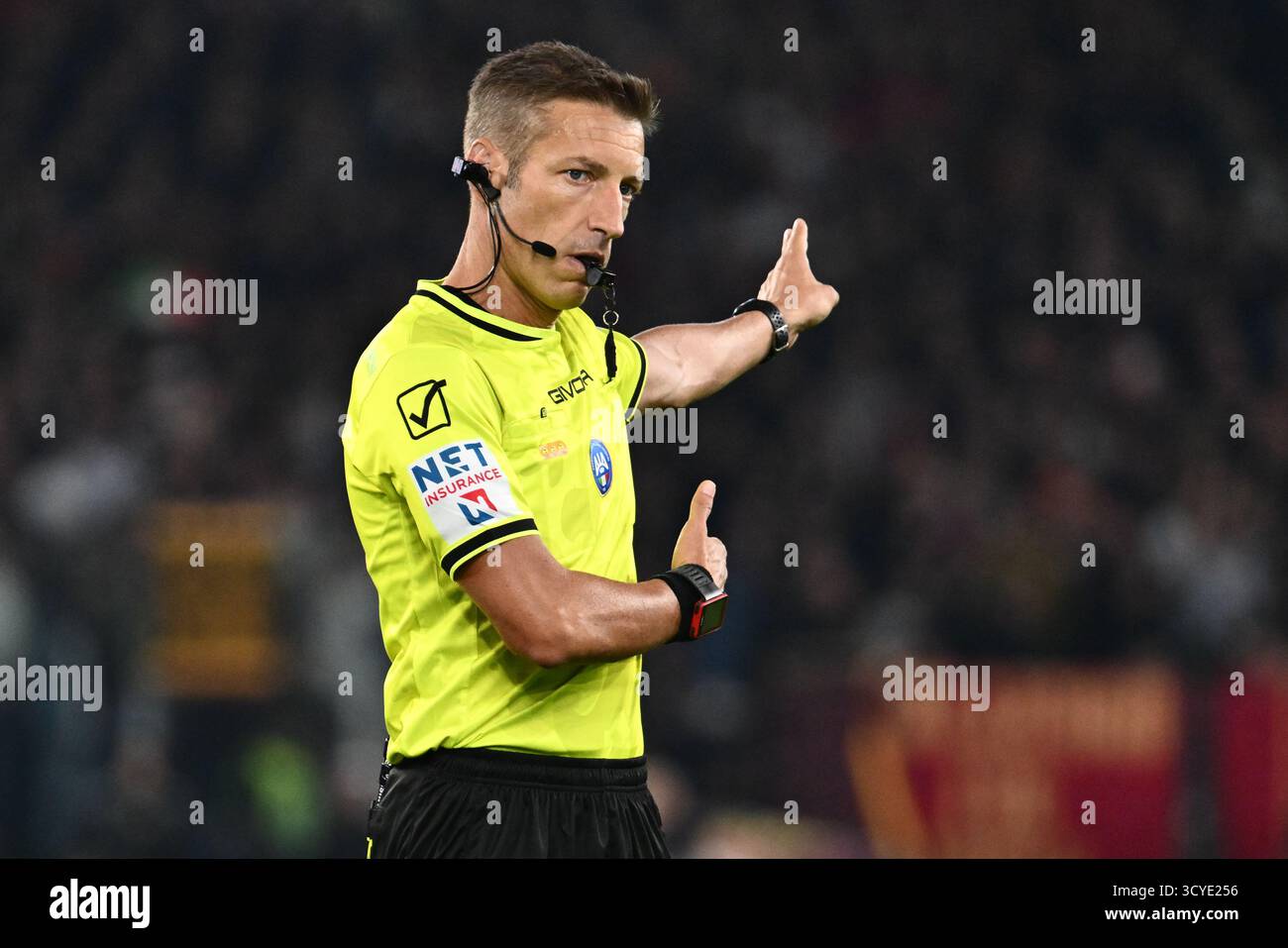 Rom, Italien. Oktober 2025. Schiedsrichter Davide Massa beim Spiel der Serie A zwischen AS Roma und FC Internazionale im Olympiastadion in Rom, Italien am 18. Oktober 2025. Quelle: Nicola Ianuale/Alamy Live News Stockfoto