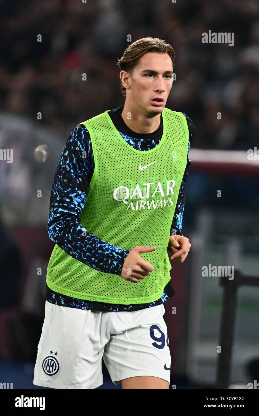 Rom, Italien. Oktober 2025. Francesco Pio Esposito vom FC Internazionale während des Spiels der Serie A zwischen AS Roma und FC Internazionale im Olympiastadion in Rom, Italien am 18. Oktober 2025. Quelle: Nicola Ianuale/Alamy Live News Stockfoto